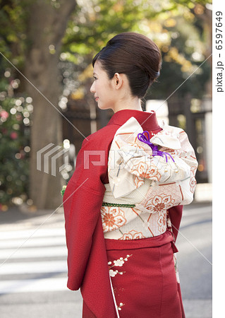 振袖を着た若い女性の後ろ姿 振袖を着た若い女性の後ろ姿 6597649