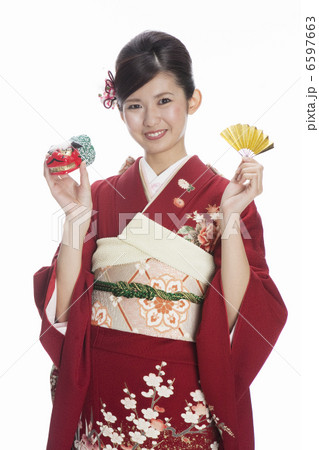 獅子頭と扇を持つ振袖姿の若い女性 6597663