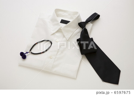喪服 黒いネクタイ 白いワイシャツ 数珠 6597675