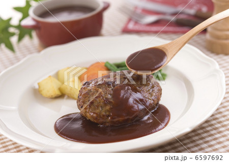 ハンバーグにデミグラスソースをかける 6597692