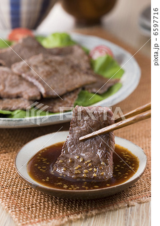 焼肉にたれをつける 6597716