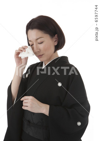ハンカチで涙を拭う喪服姿の女性 斜め 6597744