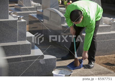 代行で墓の掃除をする男性 代行で墓の掃除をする男性 6597751