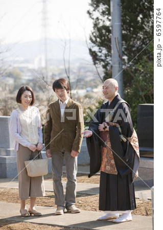 僧侶にお墓の購入の相談をする夫婦 6597764