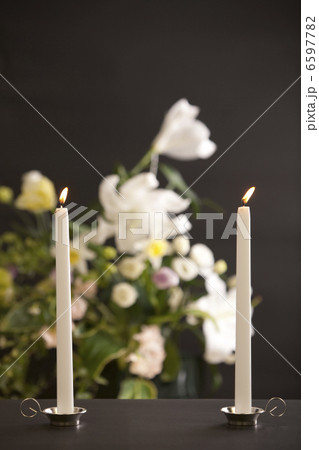 火のついた二本の蝋燭と花 6597782
