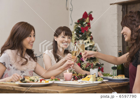 クリスマスパーティーで乾杯する女性三人 6597790
