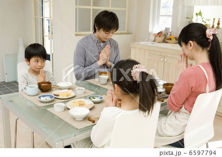 いただきますをする４人家族 6597794