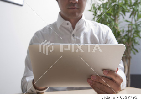 タブレットＰＣを操作する男性 6597795