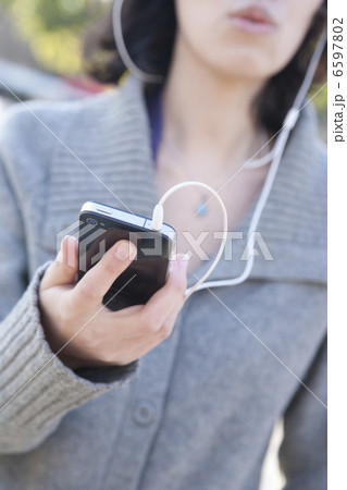 スマートフォンを持つ手 スマートフォンを持つ手 6597802