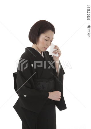 ハンカチで涙を拭う喪服姿の女性 斜め 6597814