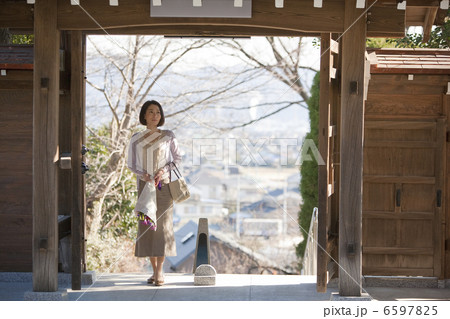 山門に立ち花を持つ女性 山門に立ち花を持つ女性 6597825