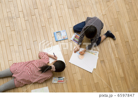 絵を描く男の子と女の子 6597847