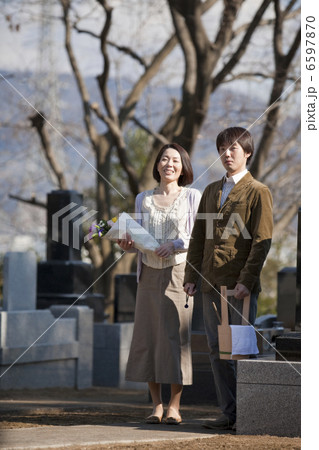 花と水桶を持ち墓地に立つ夫婦 花と水桶を持ち墓地に立つ夫婦 6597870