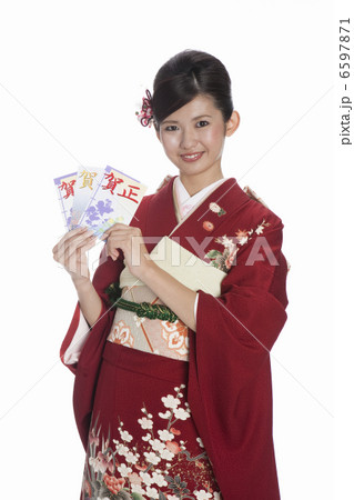 年賀状を持つ振袖姿の若い女性 6597871