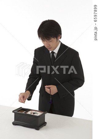 焼香をする喪服姿の男性 斜め 6597899