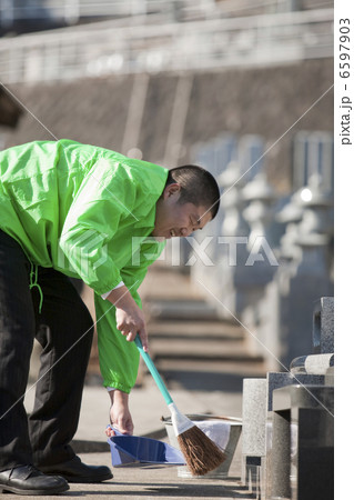 代行で墓の掃除をする男性 6597903