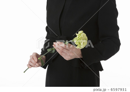 一輪の花を持った喪服姿の女性の手 6597931