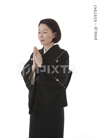 合掌する喪服姿の女性 斜め 6597947