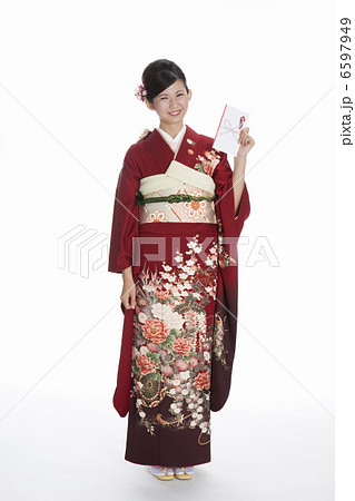 祝儀袋を持つ振袖姿の若い女性 6597949