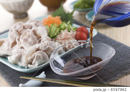 ぽん酢を皿に注ぐ ぽん酢を皿に注ぐ 6597962