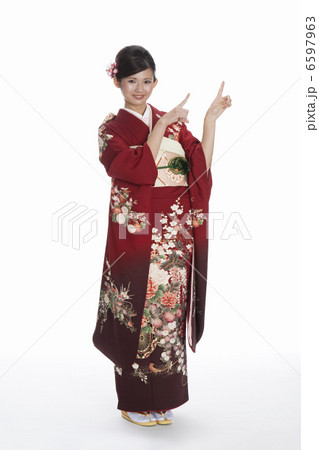 上を指差す振袖姿の若い女性 上を指差す振袖姿の若い女性 6597963