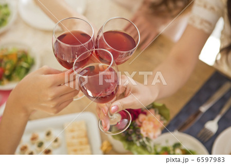 ワイングラスで乾杯する手 ワイングラスで乾杯する手 6597983