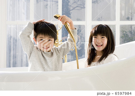 バスタブに入る男の子と女の子 バスタブに入る男の子と女の子 6597984