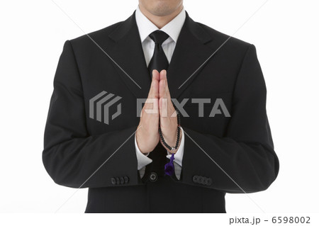 数珠を持ち合掌する喪服姿の男性 正面 数珠を持ち合掌する喪服姿の男性 正面 6598002