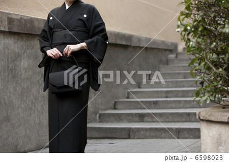 階段に立つ喪服姿の女性 6598023