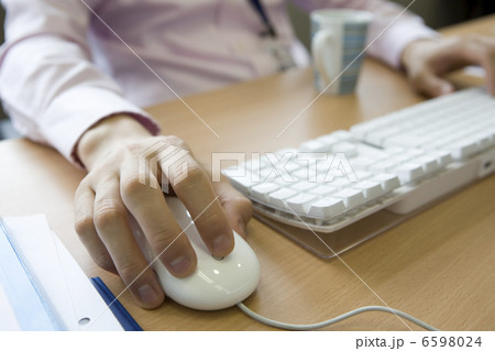 オフィスでデスクワークをする男性の手 6598024