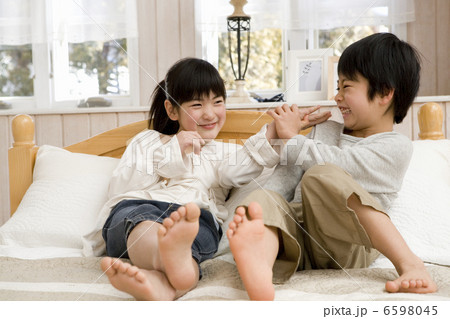 ベッドの上ではしゃぐ男の子と女の子 6598045