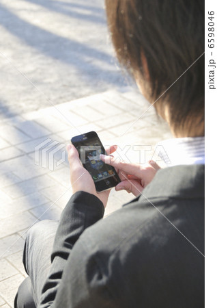 スマートフォンを操作する男性 6598046