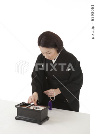 焼香をする喪服姿の女性 斜め 6598061