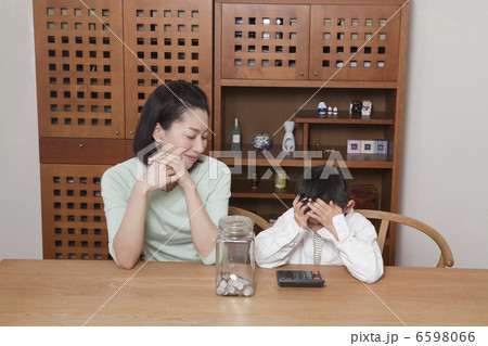 頭を抱える男の子と微笑む母親 頭を抱える男の子と微笑む母親 6598066