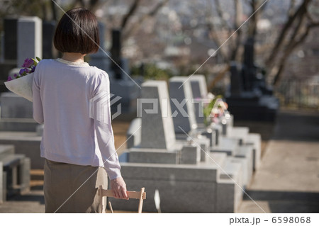 花と水桶を持ち墓地を歩く女性の後姿 花と水桶を持ち墓地を歩く女性の後姿 6598068
