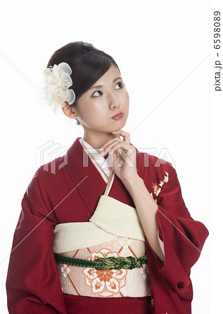 首を傾げる振袖姿の若い女性 首を傾げる振袖姿の若い女性 6598089