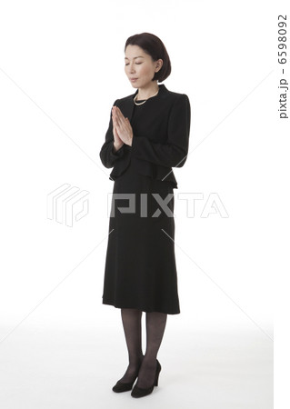 目を閉じ合掌する喪服姿の女性 斜め 6598092