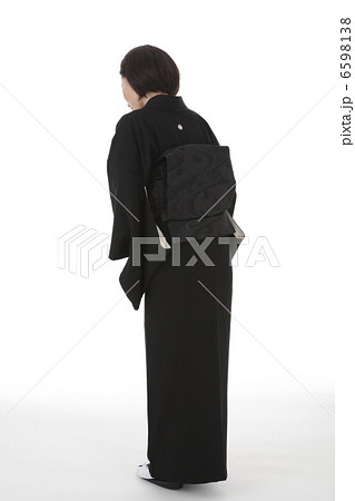 おじぎをする喪服姿の女性 後ろ斜め 6598138