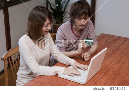 ネットショッピングをする若いカップル 6598141