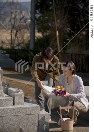 お墓参りをする夫婦 6598165