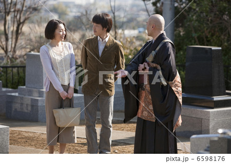 僧侶にお墓の購入の相談をする夫婦 6598176