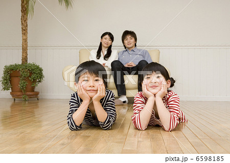 頬杖を突く子供達と座っている父と母 6598185