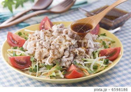 豚肉の冷しゃぶに中華ドレッシングをかける 豚肉の冷しゃぶに中華ドレッシングをかける 6598186
