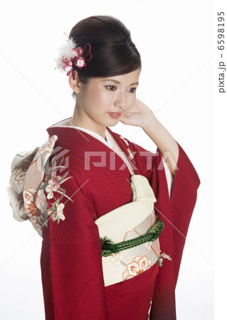 髪に手を当てる振袖姿の若い女性 6598195
