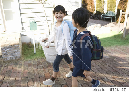 庭を歩く男の子と女の子 庭を歩く男の子と女の子 6598197