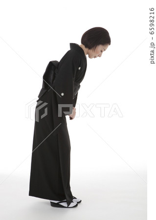 おじぎをする喪服姿の女性 真横 6598216