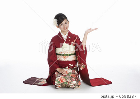 正座で案内をする振袖姿の若い女性 正座で案内をする振袖姿の若い女性 6598237