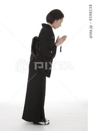数珠を持って合掌する喪服姿の女性 真横 数珠を持って合掌する喪服姿の女性 真横 6598238
