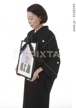 遺影を持って立つ喪服姿の女性 斜め 遺影を持って立つ喪服姿の女性 斜め 6598269
