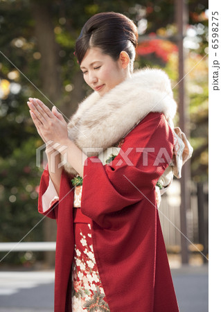手を合わせて拝む振袖姿の若い女性 手を合わせて拝む振袖姿の若い女性 6598275